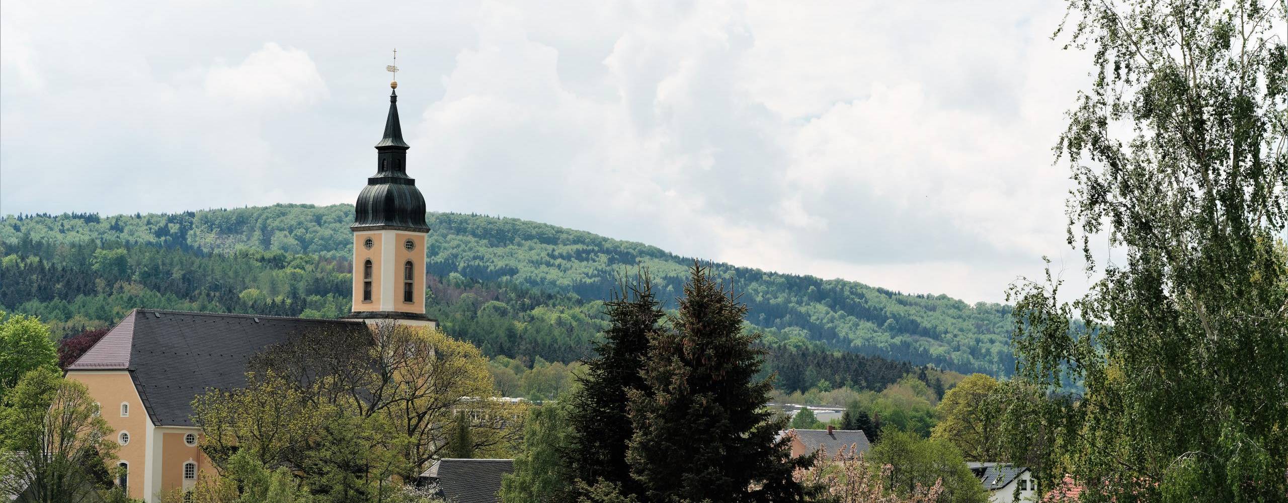 blick aus neukirch zum valtenberg c. hilse ©Blick auf Kirche und zum Valtenberg Foto: Christian Hilse